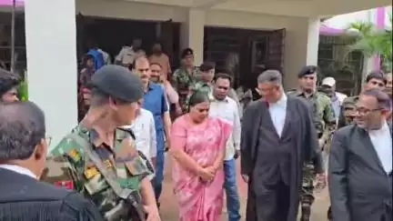 दुमका: दुमका कोर्ट परिसर स्थित MP MLA की विशेष अदालत में पेश हुईं मंत्री दीपिका पांडे सिंह