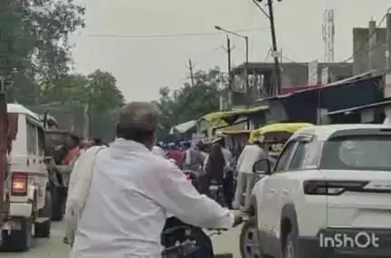 बड़ौदा: बागर तिराहे पर लगा जाम, एक घंटे तक लोग हुए परेशान, बड़ौदा में यातायात संभालने की कोई व्यवस्था नहीं