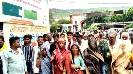 नरवर: नरवर के फूलपुर में तीन माह का राशन खुर्दबुर्द, ग्रामीणों ने तहसीलदार को सौंपा ज्ञापन