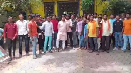 सुठालिया: सुठालिया के वार्ड 13, 14, 15 परलापुरा के लोगों ने नपा के सामने समस्याओं को लेकर किया विरोध प्रदर्शन