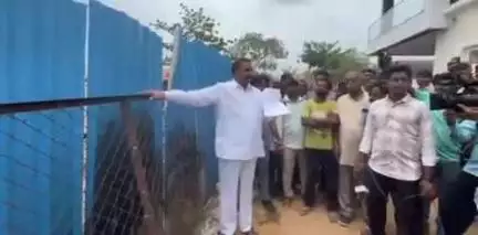 మేడ్చల్: ఆక్రమణల తొలగింపును అడ్డుకున్న శేర్లింగంపల్లి ఎమ్మెల్యే అరికెపూడి గాంధీ