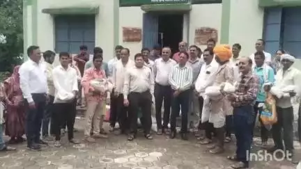 मनावर: मनावर में कृषि विभाग ने अन्न उत्पादन योजना के तहत किसानों को रागी मिनी किट वितरित किए