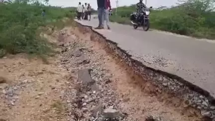 ಚಳ್ಳಕೆರೆ: ಒಂದೇ ಮಳೆಗೆ ಕೊಚ್ಚಿ ಹೋಯ್ತು ಕೋಟಿ ಕೋಟಿ ರಸ್ತೆ: ಬೋಗನಹಳ್ಳಿ ಗ್ರಾಮಸ್ಥರ ಆಕ್ರೋಶ