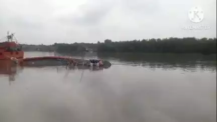 মথুরাপুর ২: মনি নদীতে ডুবে গেল ইলিশ মাছ ধরতে যাওয়া ট্রলার কপাল জোরে রক্ষা পেল মৎস্যজীবীরা