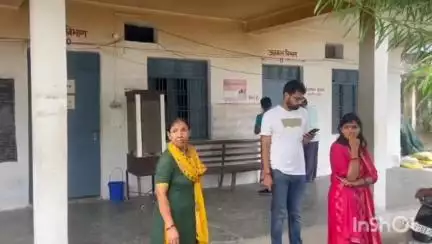 धामपुर: धामपुर में एक महिला से दो ठगों ने ₹4000 की नगदी व कुंडल ठगे, मामले की शिकायत पुलिस से की गई