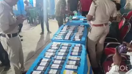পান্ডুয়া: হারিয়ে যাওয়া মোবাইল ফোন উদ্ধার করে ৬১ জন প্রকৃত মালিকের হাতে পান্ডুয়া থানা থেকে ফিরিয়ে দিল পুলিশ