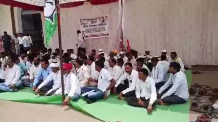 बड़वानी: PCC चीफ़ जीतू पटवारी पर FIR दर्ज होने के विरोध में कांग्रेस ने बड़वानी में किया धरना प्रदर्शन, विधायक भी रहे मौजूद