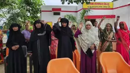 बदलापुर: विद्यालय मर्ज होने से नाराज अभिभावकों ने बीआरसी महराजगंज पर किया विरोध प्रदर्शन