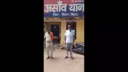 आंदर: मनिया गांव में शराब के नशे में गिरफ्तार पैक्स अध्यक्ष को पुलिस ने जुर्माने के लिए सिवान कोर्ट भेजा