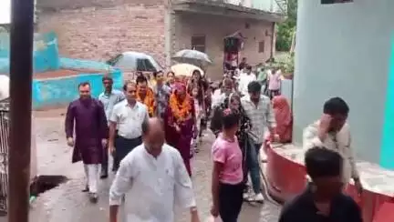 कालपी: कालपी तहसील में सेवानिवृत्त एसडीएम पेशकार की बारिश में ढोल-नगाड़ों के बीच विदाई समारोह, अधिकारियों ने दी विदाई