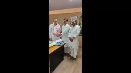 पटना में सूचना एवं जनसंपर्क मंत्री श्री महेश्वर हजारी जी को मां कामाख्या धाम का अंग वस्त्र देकर सम्मानित करते हुए हुए🙏🙏💐💐