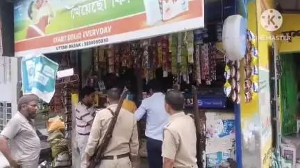 মাথাভাঙা ১: ওজন এবং পরিমাপ দপ্তরের পক্ষ থেকে মাথাভাঙ্গা বিভিন্ন দোকানে হানা দিয়ে চারটি ওজন মাপার যন্ত্র বাজেয়াপ্ত করা হয়