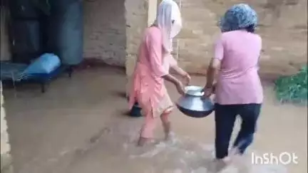 मुज़फ्फरनगर: ग्राम दूधली मे ग्रामीणों के लिए आफत बनी बारिश, निकासी के कारण बरसात का पानी घरों मे घुसा, सड़के पानी से लबालब#jansamasya