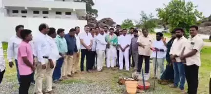 ఆర్మూర్: ఆర్మూర్ లోని సింధూరగుట్టపై గోషాల కోసం భూమి పూజ చేసిన కాంగ్రెస్ పార్టీ ఆర్మూర్ నియోజక వర్గ ఇన్చార్జ్ వినయ్ రెడ్డి