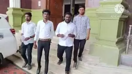 கரூர்: கரூரில் இயங்கி வரும் மதுபான கடைகளில் செயல்படும் பார்கள் அரசு அனுமதித்த நேரத்தை விட கூடுதல் நேரங்களில் விற்பனை ஆகிறது புகார் மனு
