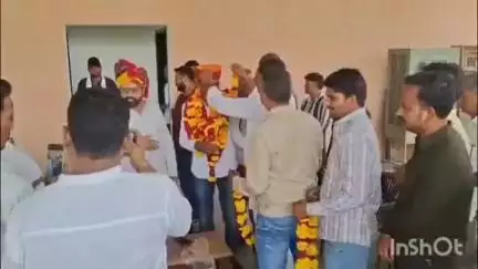 सिरोही: ब्लॉक कांग्रेस के नव नियुक्त अध्यक्ष पूर्व विधायक संयम लोढ़ा के निवास पहुंचे, पूर्व विधायक ने किया स्वागत