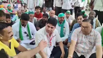 फतेहपुर: किसानों ने CMO ऑफिस का घेराव किया, स्वास्थ्य व्यवस्था ध्वस्त, 88 डॉक्टरों के भरोसे 40 लाख का इलाज, CM को भेजा ज्ञापन