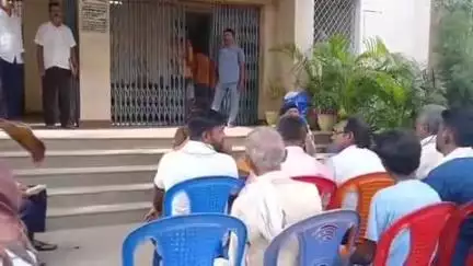 खैरा: खैरा थाना परिसर में मोहर्रम पर्व को लेकर आयोजित की गई शांति समिति की बैठक