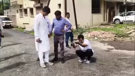 मैहर: कायाकल्प योजना में हाउसिंग बोर्ड कॉलोनी की सड़क उखड़ी, जांच करने पहुंचे सहायक यंत्री