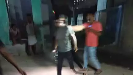बेनीपुर बहेड़ा थाना क्षेत्र के पोहद्दी गांव में रविवार की देर शाम दो पक्षों के बीच  हुई रोड़ेबाजी