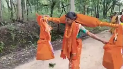 कोडरमा: झरनाकुंड धाम से 21 लीटर जल लेकर 400 किमी पैदल यात्रा पर निकली कुसुम, मातृशक्ति का किया आवाहन