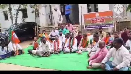 భువనగిరి: ఇందిరమ్మ ఇండ్ల కమిటీలను రద్దు చేయాలని భువనగిరి తహసిల్దార్ కార్యాలయం ఎదుట బిజెపి ఆధ్వర్యంలో ధర్నా