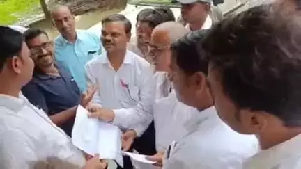 कोरांव: एसडीएम के स्थानांतरण के खिलाफ हड़ताल के 25वें दिन अधिवक्ताओं ने तहसीलदार को मुख्यमंत्री को ज्ञापन सौंपा