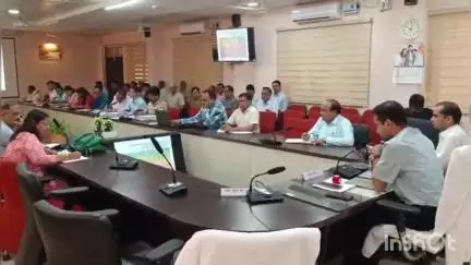 अशोक नगर: कलेक्टर की अध्यक्षता में कलेक्ट्रेट सभाकक्ष में अतिवृष्टि और बाढ़ आपदा प्रबंधन के संबंध में बैठक हुई आयोजित