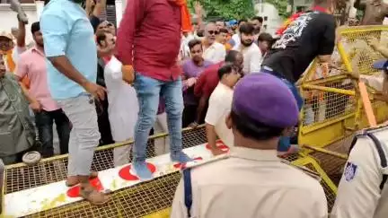 जबलपुर: जॉय स्कूल पहुंचे हिंदू संगठन के कार्यकर्ता, धर्म परिवर्तन के विवाद में फंसे मेबिन का जमकर हुआ विरोध