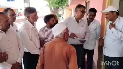 मावली: मावली में ट्रेन का समय परिवर्तन करवाने के लिए कांग्रेस कार्यकर्ताओं ने स्टेशन मास्टर को दिया ज्ञापन
