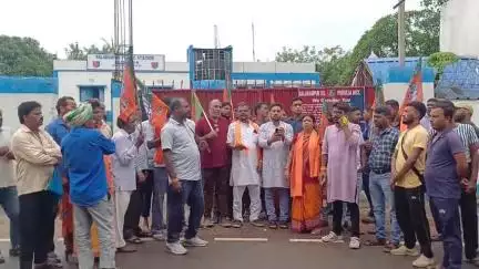 বলরামপুর: কসবা কলেজে ছাত্রীকে ধর্ষণ ও বিজেপি রাজ্য  সভাপতিকে গ্রেফতারের প্রতিবাদে বলরামপুর থানার বিক্ষোভ বিজেপির