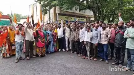उज्जैन शहर: महाकाल मंदिर क्षेत्र में ठेलों पर व्यापार करने वाले पथ विक्रेताओं ने सभापति निवास के बाहर प्रदर्शन कर ज्ञापन दिया