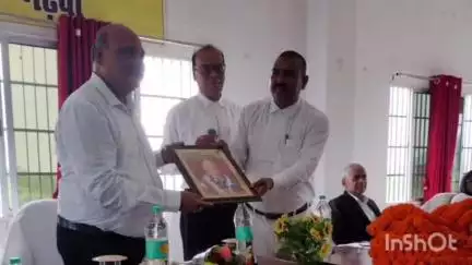 गढ़वा: प्रधान जिला एवं सत्र न्यायाधीश नलिन कुमार को गढ़वा में कार्यक्रम आयोजित कर विदाई दी गई