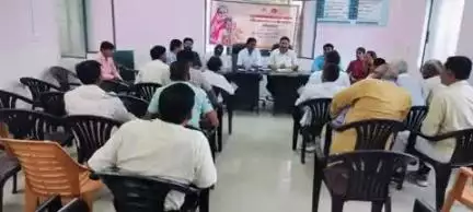 कोरांव: सीएचसी कोरांव पर संचारी रोग नियंत्रण माह को लेकर अधीक्षक ने ग्राम प्रधानों संग की बैठक, दिए आवश्यक दिशा-निर्देश