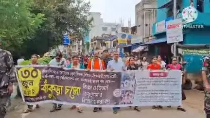 বাঁকুড়া ১: "প্রয়োজনে মাস্টার থেকে মাস্টারদা হবো"এমনটাই বলে বাঁকুড়ায় পথ অবরোধ করে বিক্ষোভ দেখালেন চাকরিহারা শিক্ষক-শিক্ষিকারা