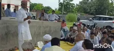 बलिया: ब्लॉक संसाधन केंद्र गड़वार में विद्यालय विलय के विरोध में शिक्षकों ने किया प्रदर्शन