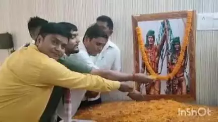 चतरा: चतरा परिसदन भवन में जेएमएम पार्टी ने जिलाध्यक्ष वीके के नेतृत्व में हूल दिवस मनाया
