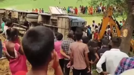 रामपुर नैकिन: पहाड़ी में तेज रफ्तार गहरवार बस पलटी, 34 घायल, जिनमें से आठ रामपुर नैकिन के थे