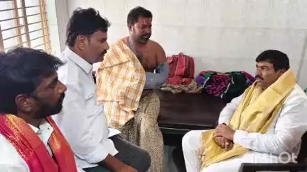 ఆలూరు: అనారోగ్యంతో బాధపడుతున్న వైసిపి సీనియర్ నాయకుడిని, పరామర్శించిన ఎమ్మెల్యే విరుపాక్షి