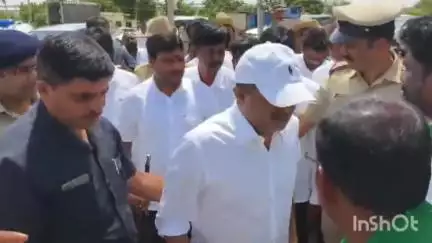 ಕೋಲಾರ: ಶಾಸಕರಿಗೆ ಉಸ್ತುವಾರಿ ಸ್ಥಾನವನ್ನು ಬಿಟ್ಟು ಕೊಡಿ:ನಗರದಲ್ಲಿ ರೈತ ಸಂಘ ಯುವ ಘಟಕ ಅಧ್ಯಕ್ಷ ಕಲ್ವಮಂಜಲಿ ರಾಮುಶಿವಣ್ಣ  ಮನವಿ