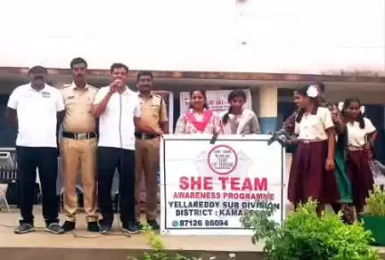 తాడ్వాయి: తాడ్వాయి లోని సోషల్ వెల్ఫేర్ రెసిడెన్షియల్ హైస్కూల్లో విద్యార్థులకు అవగాహన కల్పించిన పోలీసు కళాజాత