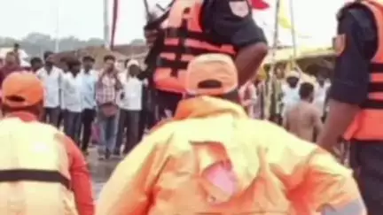 संगम स्नान करने गई चार छात्राएं गहरे पानी में डूबी, जल पुलिस ने तीन को सुरक्षित बचाया, एक की तलाश जारी