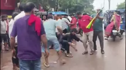 छतरपुर नगर: छतरपुर बस स्टैंड पर दो लोगों के बीच मारपीट, वीडियो वायरल