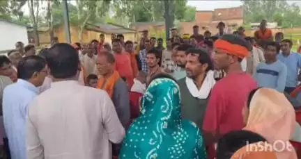 सूरजपुर: जिले में रसायनिक खाद एवं बीज की समस्या को लेकर कांग्रेसियों ने किया धरना प्रदर्शन