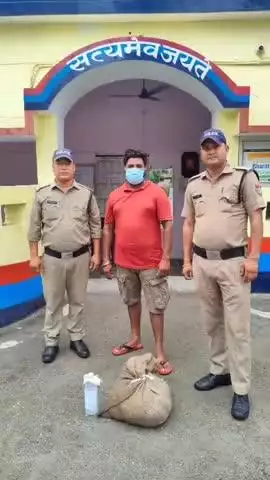 काशीपुर: आईटीआई थाना पुलिस ने मंगल बाजार से एक आरोपी को 45 लीटर अवैध कच्ची शराब के साथ गिरफ्तार किया