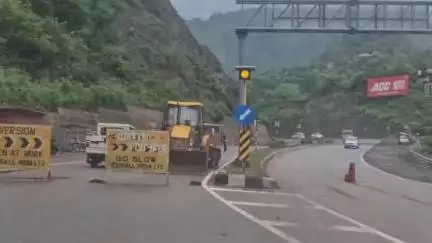 सुंदर नगर: किरतपुर-नेरचौक फोरलेन पर भारी वर्षा से टनल-5 के बाहर पहाड़ी दरकने से मलबा सड़क पर आया, ट्रैफिक वन वे