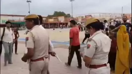 भादरा: गोगामेड़ी में सीडब्ल्यूसी मजिस्ट्रेट जितेंद्र गोयल और थाना प्रभारी संतोष ढाका ने मेला क्षेत्र का किया निरीक्षण