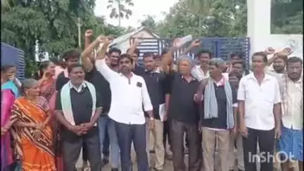 జి.కోడూరు రాతి క్వారీ లైసెన్స్ తక్షణం రద్దు చేయాలని కోరుతూ సోమవారం నర్సీపట్నం సబ్ కలెక్టర్ కార్యాలయం ఎదుట బీఎస్పీ ఆందోళన