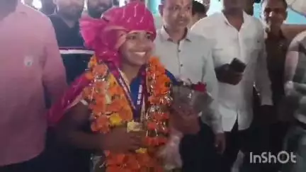 उज्जैन शहर: वियतनाम में एशियन कुश्ती चैंपियनशिप में स्वर्ण जीतकर उज्जैन पहुंची प्रियांशी, रेलवे स्टेशन पर हुआ स्वागत
