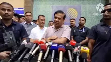 বোকাখাত: 'গৰু মৰা মানুহে গৰুক লৈ প্ৰশ্ন কৰি আছে', কংগ্ৰেছ কৰ্মীয়ে মুখ্যমন্ত্ৰীৰ বাহনলৈ বটল নিক্ষেপ কৰাত নুমলীগড়ত মুখ্যমন্ত্ৰীৰ মত